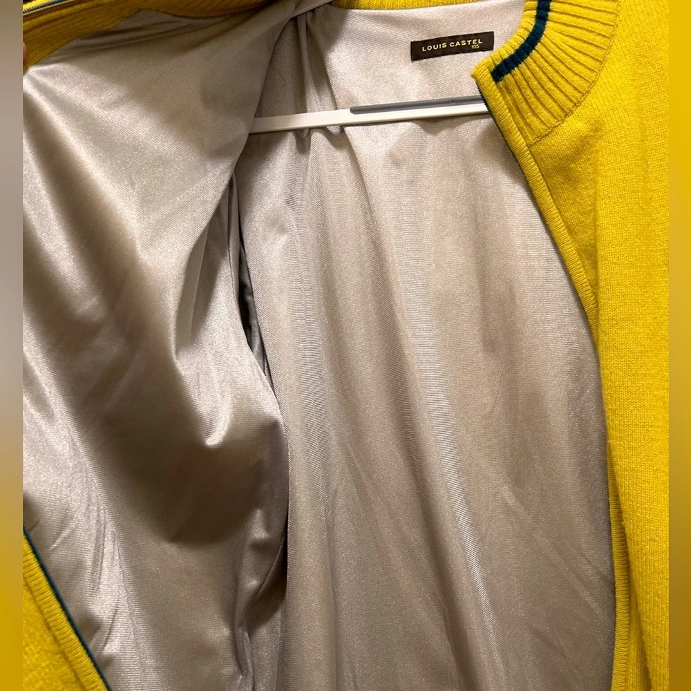 (#20) Used men’s large Louis Castro sweater